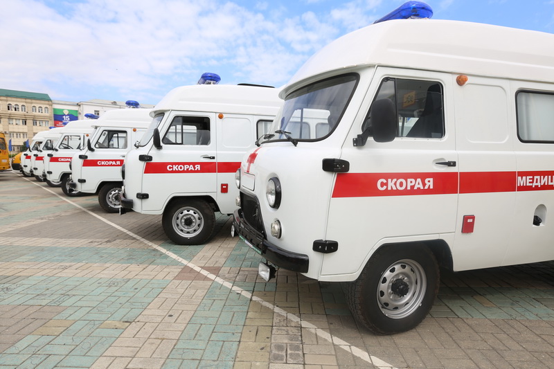 Абдусамад Гамидов направил новые кареты скорой помощи и школьные автобусы в места их назначения
